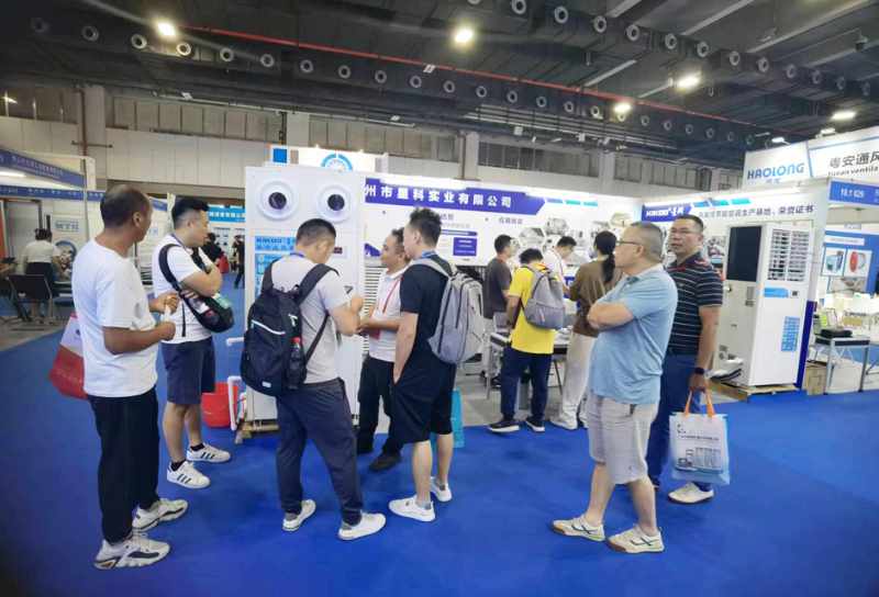 星科國內(nèi)經(jīng)理與客戶交流蒸發(fā)冷省電空調(diào)立柜射流機(jī)降溫設(shè)備產(chǎn)品